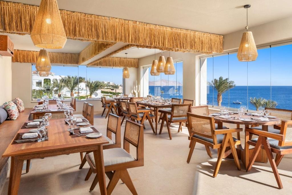 DOUBLETREE BY HILTON SHARKS BAY RESORT BEACH SIDE