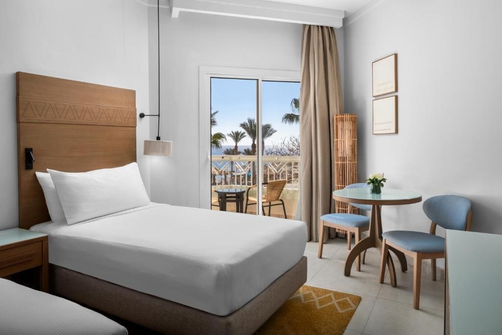 DOUBLETREE BY HILTON SHARKS BAY RESORT BEACH SIDE