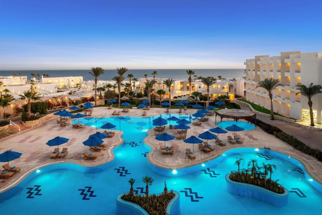 DOUBLETREE BY HILTON SHARKS BAY RESORT BEACH SIDE