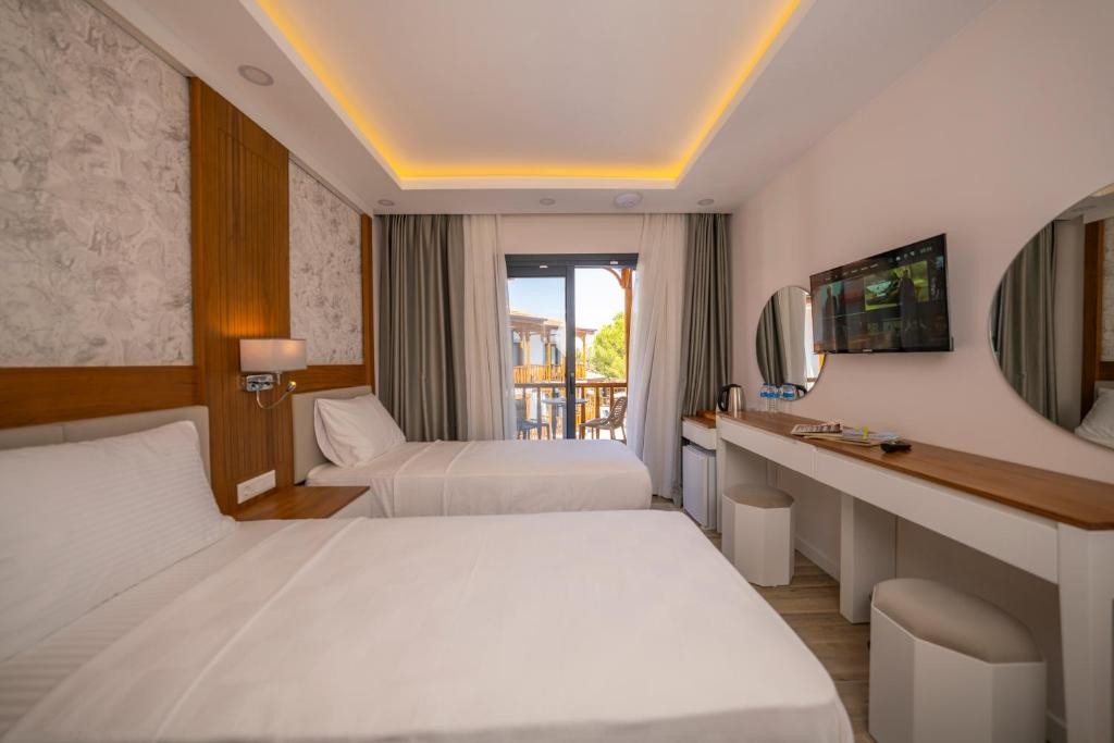 Кадър от MARVELOUS HOTEL SARIGERME