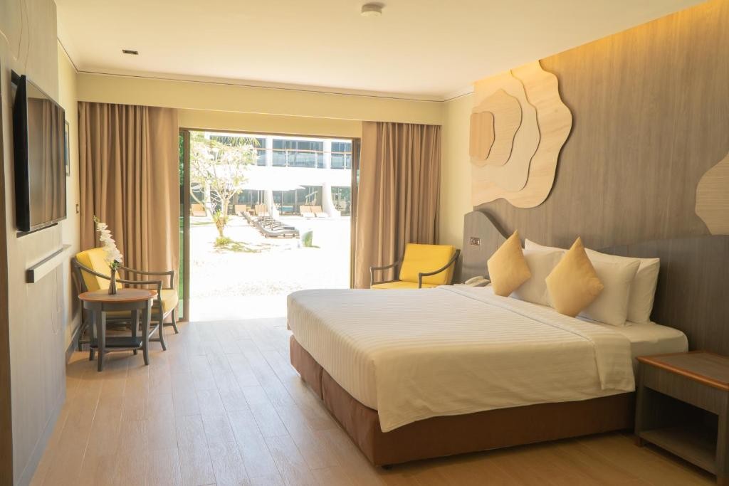 Amora Beach Resort Phuket
