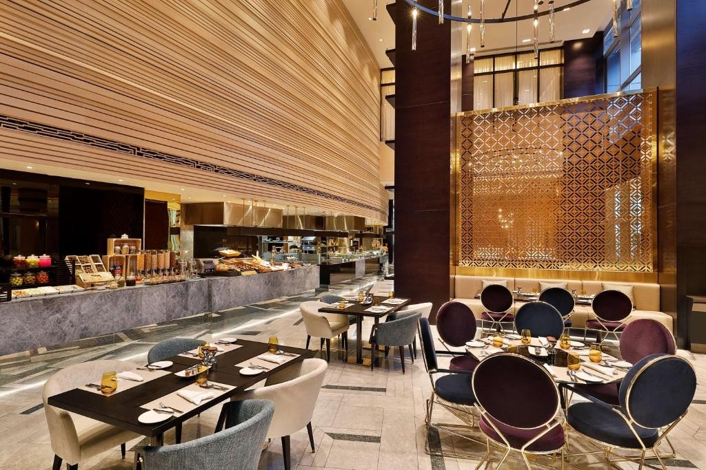 AlRayyan Hotel Doha, Curio Collection by Hilton