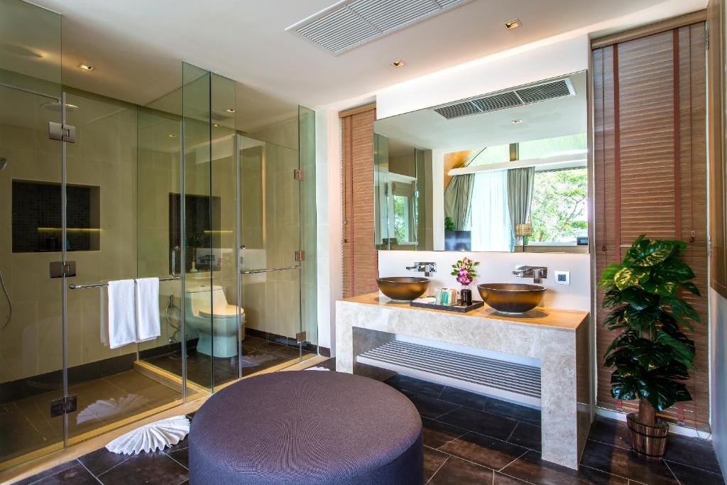 Crest Resort & Pool Villas