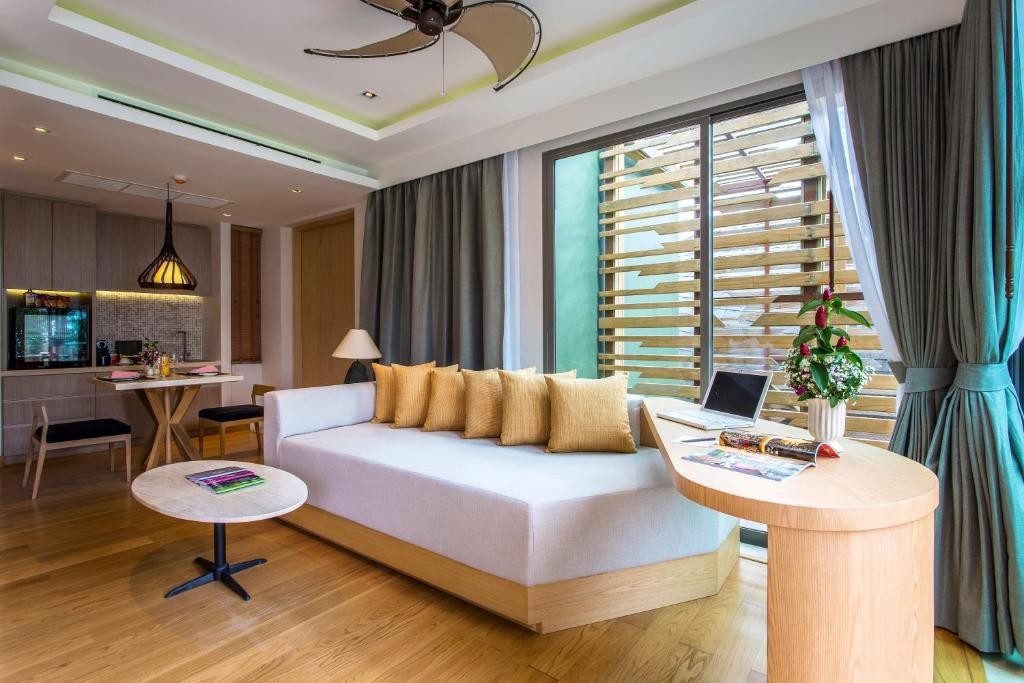 Crest Resort & Pool Villas