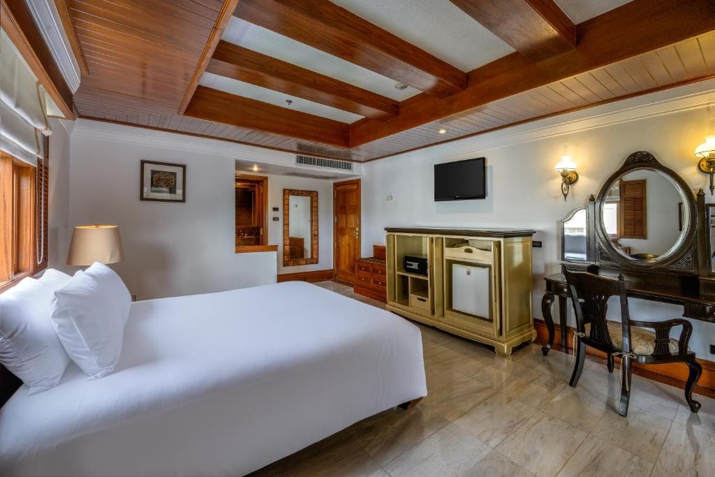 Thavorn Beach Village Resort
