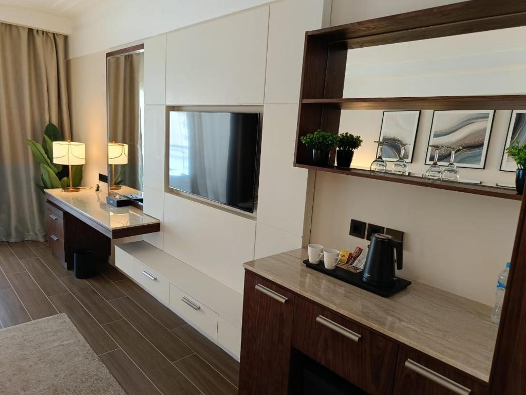 SERENITY SKY ARC SAHL HASHEESH