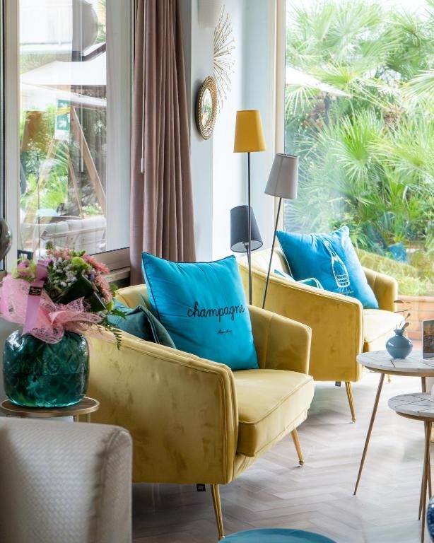 AURA LIVING HOTEL