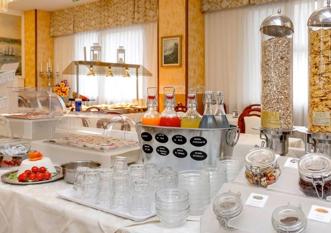 HOTEL APOLLO