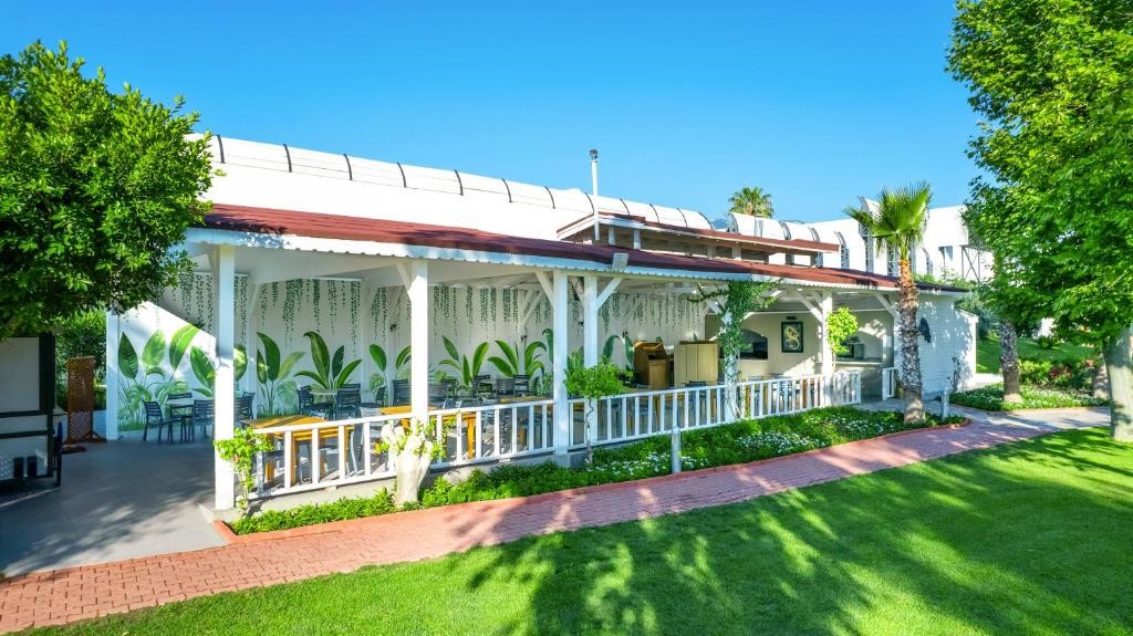 LE JARDIN RESORT (EX.QUEENS PARK LE JARDIN HOTEL)