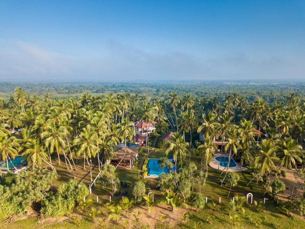 Lanka Beach Bungalows & Villa