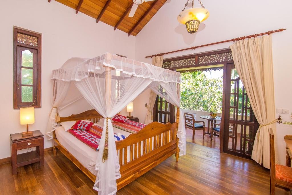 Lanka Beach Bungalows & Villa