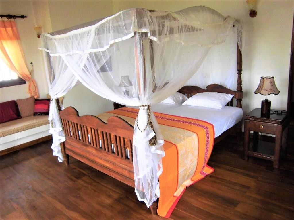 Lanka Beach Bungalows & Villa