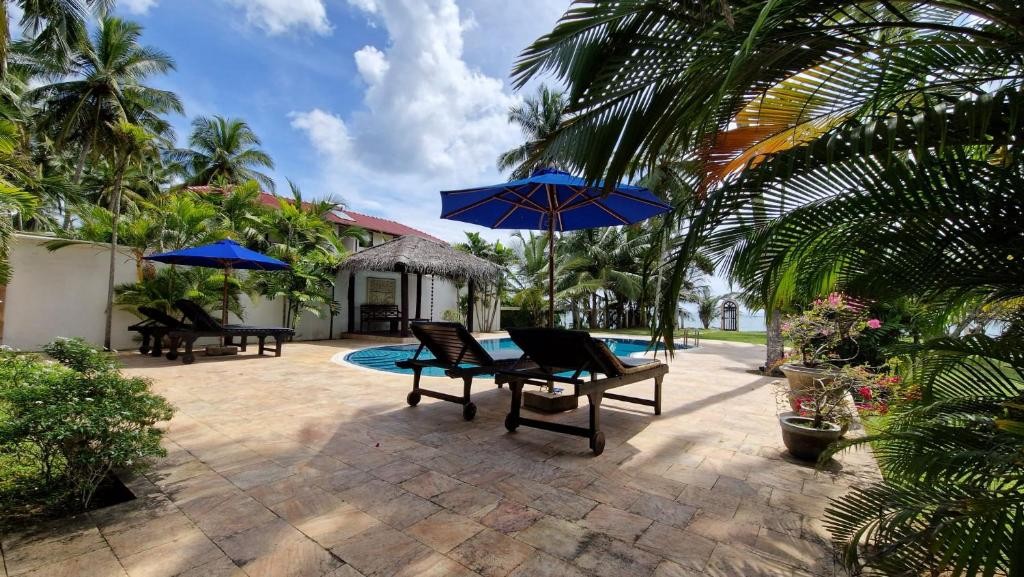 Lanka Beach Bungalows & Villa