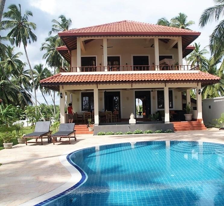 Lanka Beach Bungalows & Villa