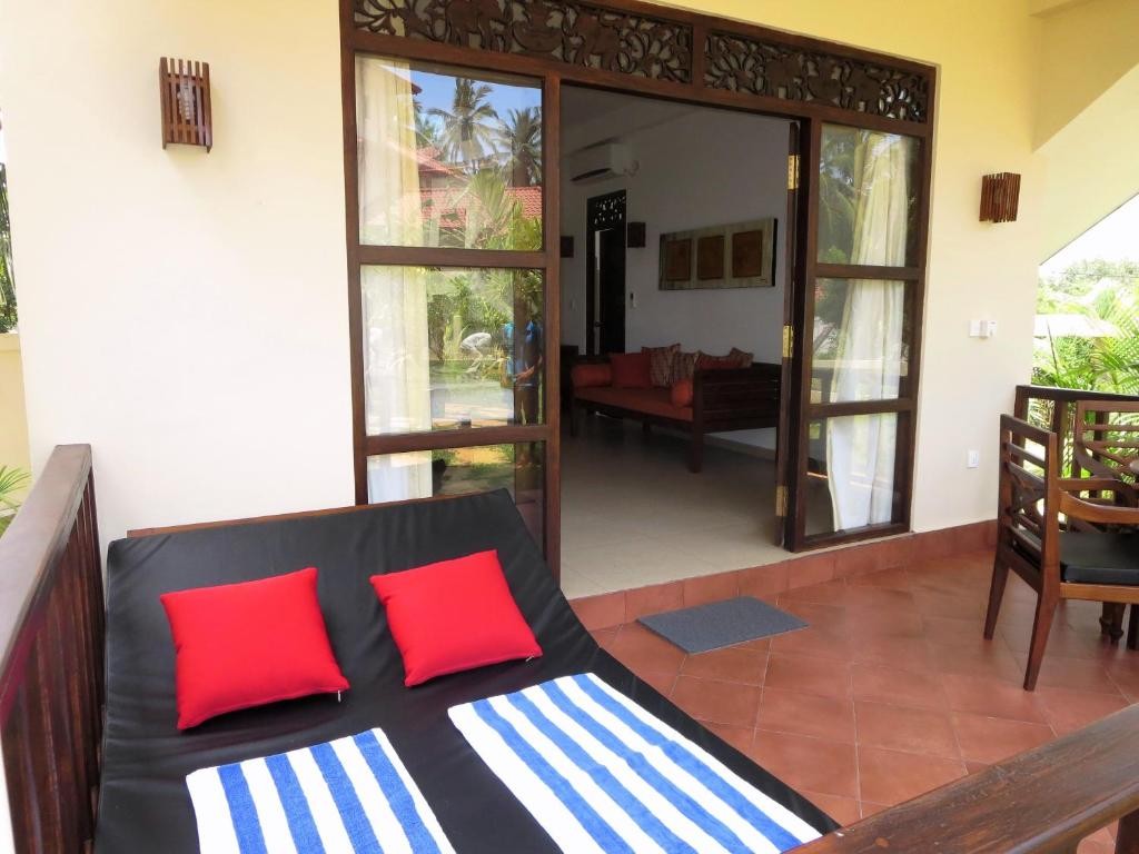 Lanka Beach Bungalows & Villa