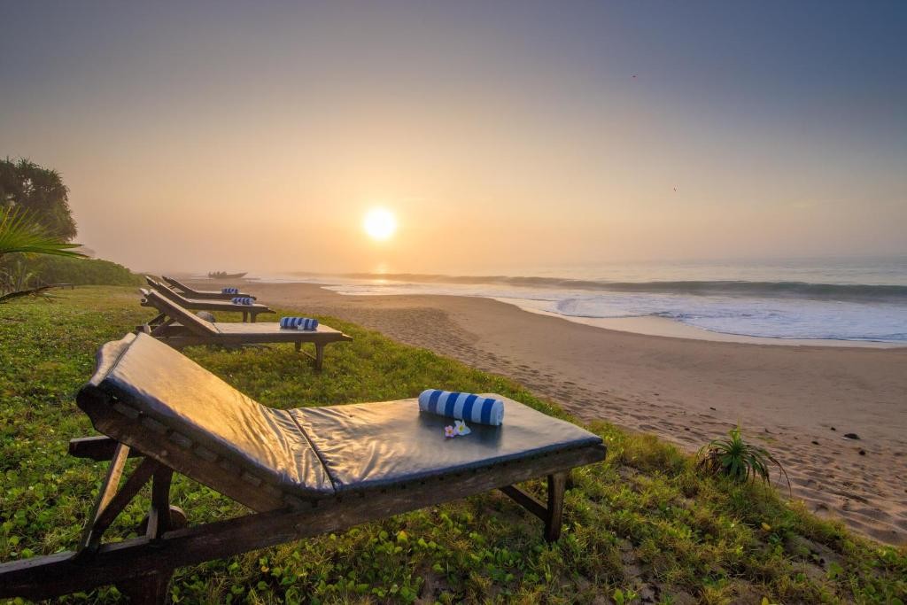 Lanka Beach Bungalows & Villa