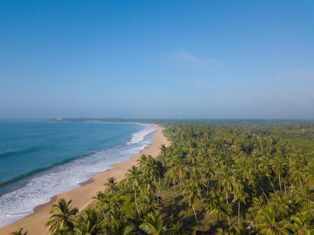 Lanka Beach Bungalows & Villa