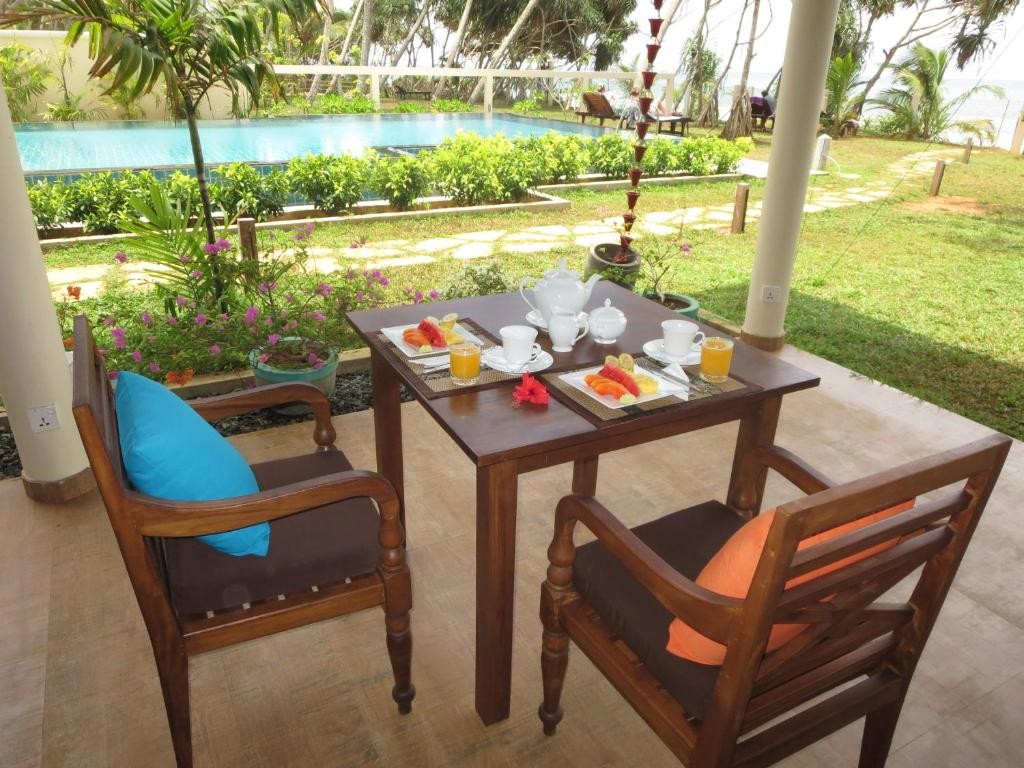 Lanka Beach Bungalows & Villa