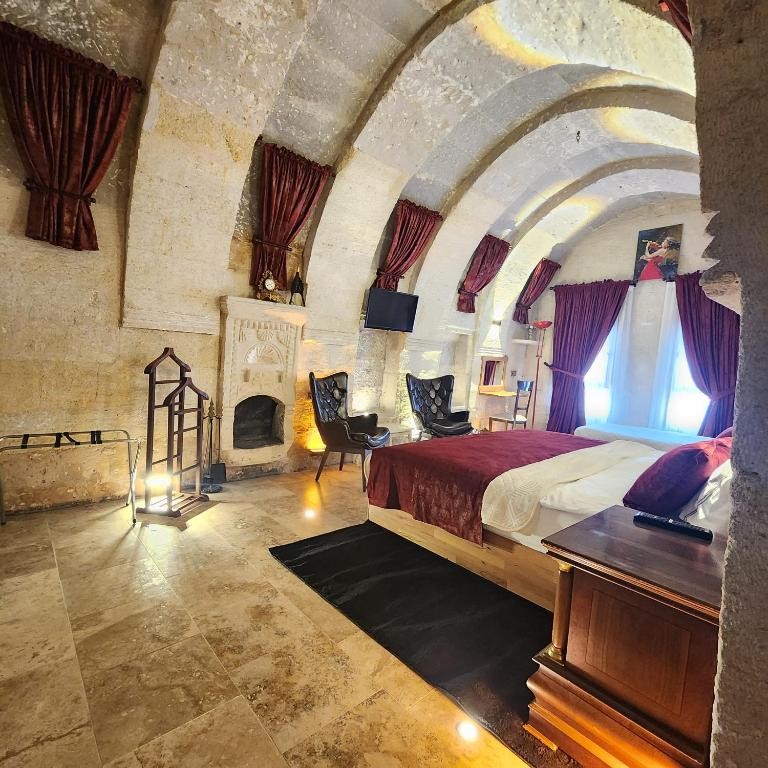 MEMORIES CAVE HOUSE