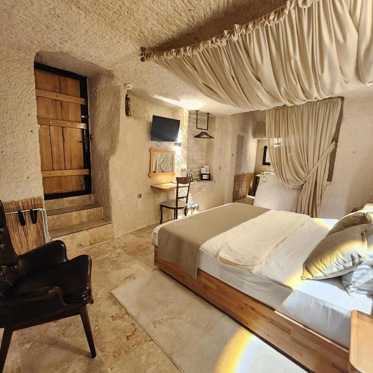MEMORIES CAVE HOUSE