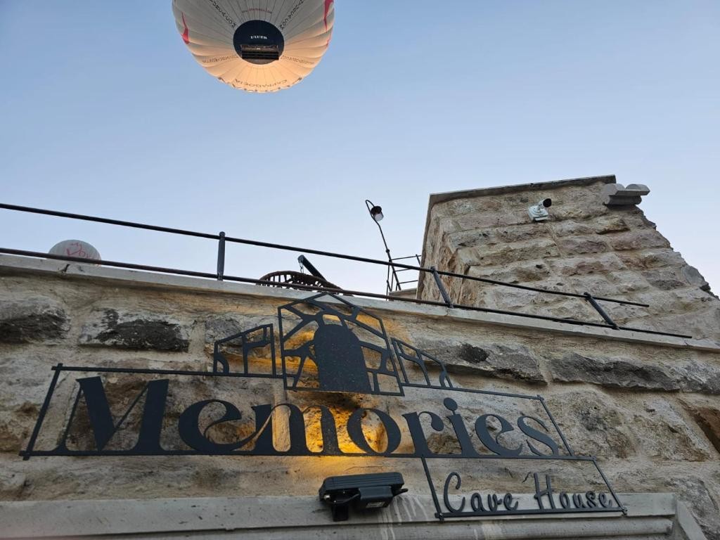 MEMORIES CAVE HOUSE