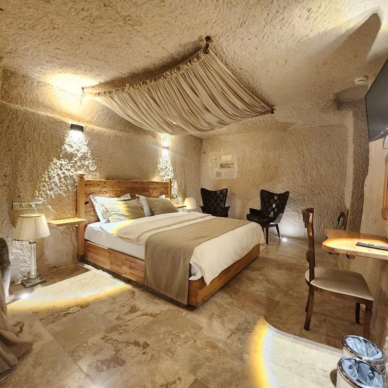 MEMORIES CAVE HOUSE