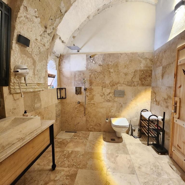 MEMORIES CAVE HOUSE