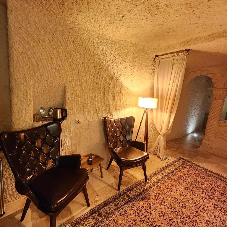 MEMORIES CAVE HOUSE