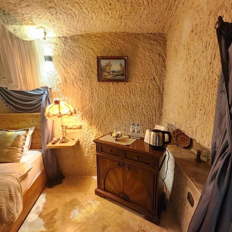 MEMORIES CAVE HOUSE