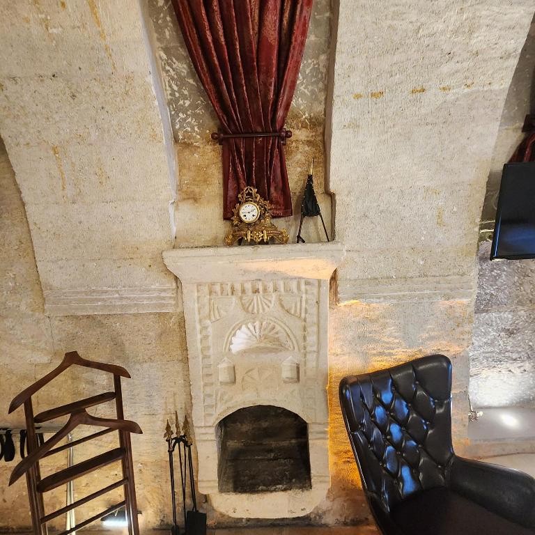 MEMORIES CAVE HOUSE