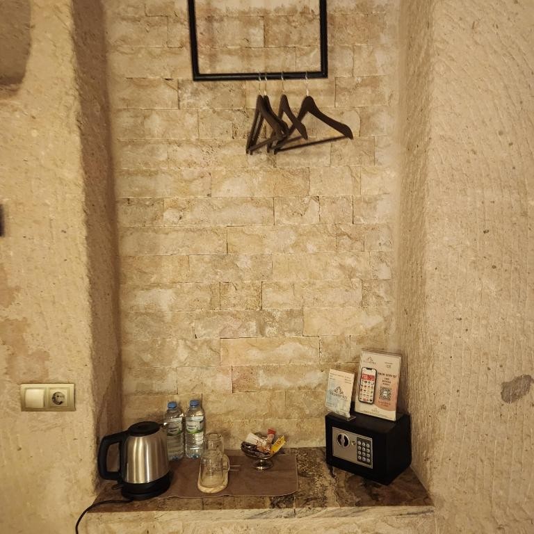 MEMORIES CAVE HOUSE