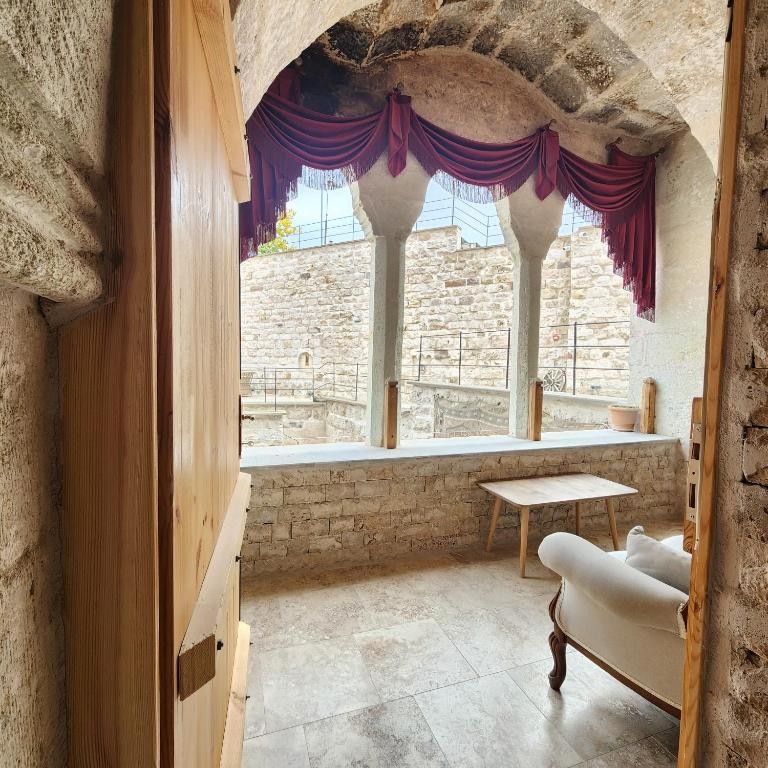 MEMORIES CAVE HOUSE