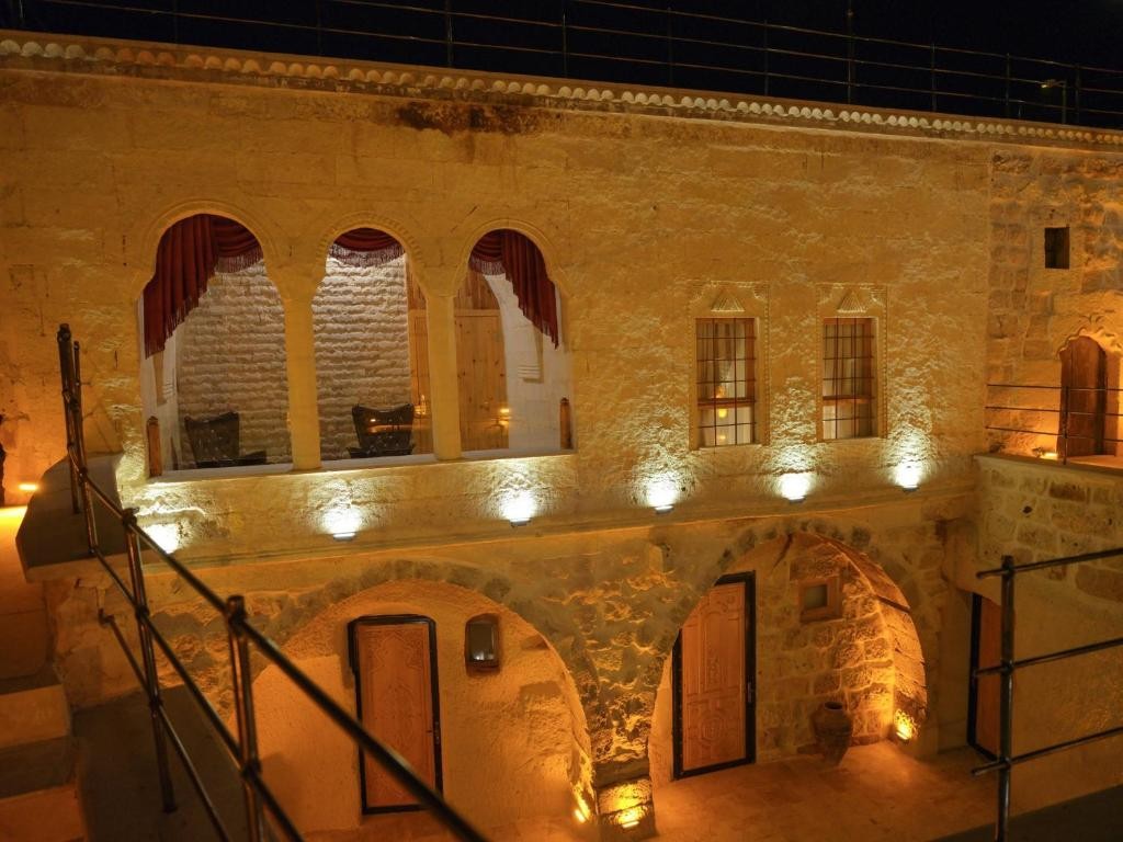 MEMORIES CAVE HOUSE