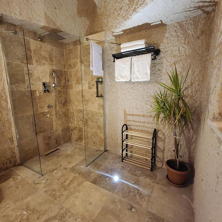 MEMORIES CAVE HOUSE