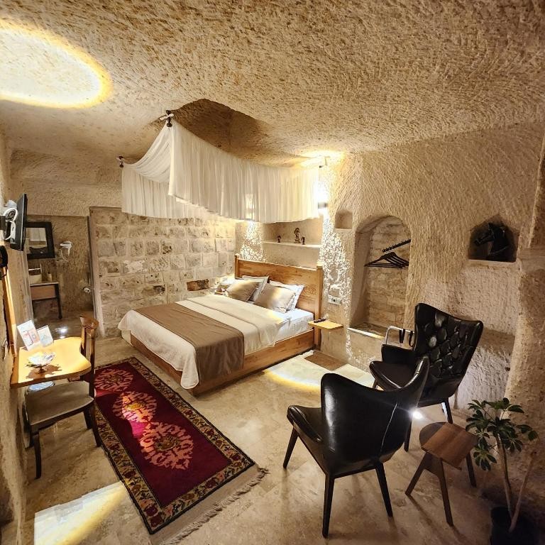 MEMORIES CAVE HOUSE