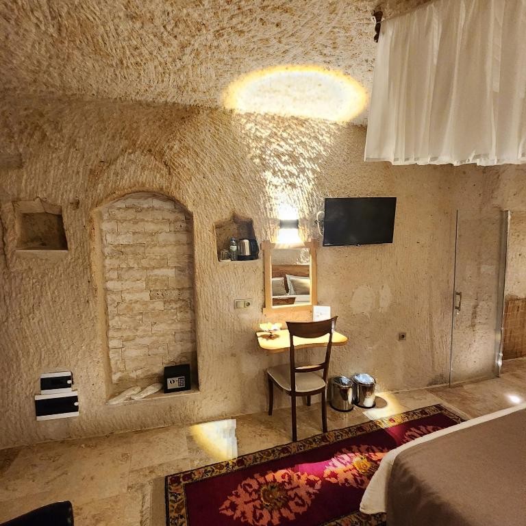 MEMORIES CAVE HOUSE