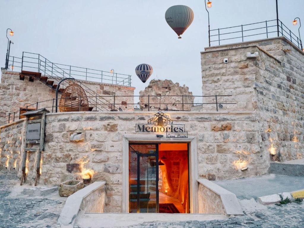 MEMORIES CAVE HOUSE