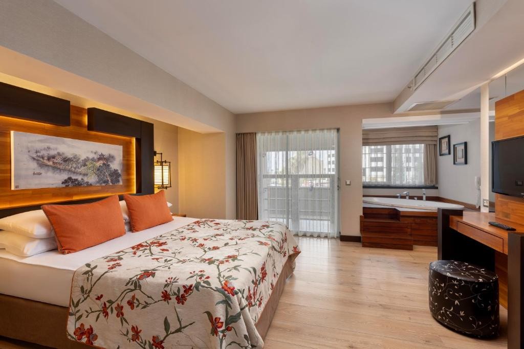 LIMAK LARA DELUXE HOTEL